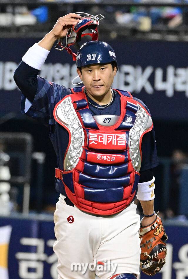 2026년 4월 16일 오후 서울 잠실구장에서 열린 '2026 신한 SOL KBO리그' 롯데 자이언츠와 LG 트윈스의 경기. 롯데 유강남이 7회말 수비를 마친 뒤 더그아웃으로 들어가고 있다./마이데일리 DB