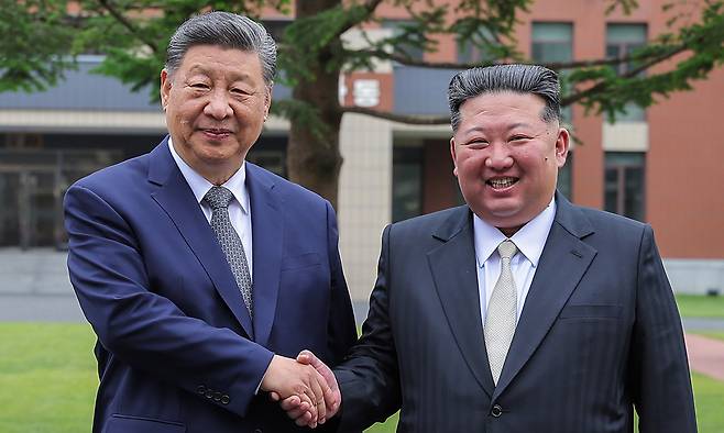시진핑 중국 국가주석이 지난 9일 북한이 당 간부를 양성하고 재교육하는 최고교육기관인 노동당 중앙간부학교를 찾았다고 조선중앙통신이 10일 보도했다. 김정은 위원장과 시 주석이 당 중앙간부학교 방문 기념식수를 했다고 통신은 전했다. 조선중앙통신·연합뉴스