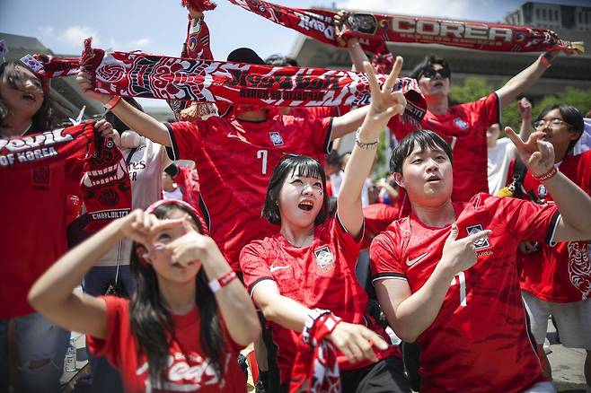 12일 2026 국제축구연맹(FIFA) 북중미 월드컵 조별리그 A조 한국-체코전에서 한국이 2-1 역전승을 거둔 가운데, 서울 종로구 광화문광장에서 거리응원에 나선 시민들이 승리 소식에 환호하고 있다. 뉴시스