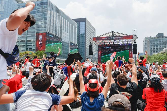대한민국과 체코의 '2026 FIFA 북중미 월드컵' 조별리그 1차전이 열린 12일 서울 종로구 광화문광장에서 거리응원이 열린 가운데 황인범 선수가 득점하자 시민들이 환호하고 있다.