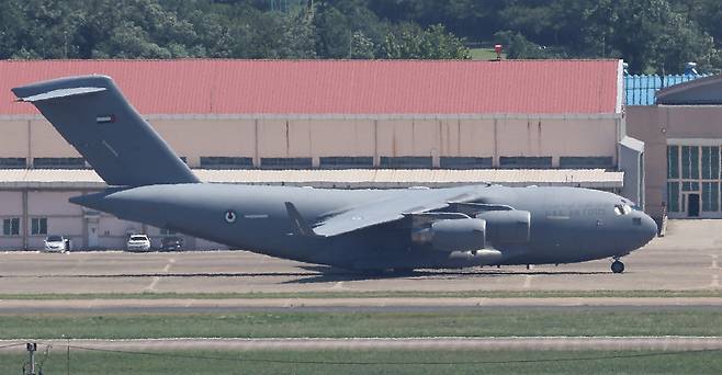 12일 오전 대구 공군기지에 아랍에미리트(UAE) C-17 대형수송기가 계류하고 있다. 연합뉴스