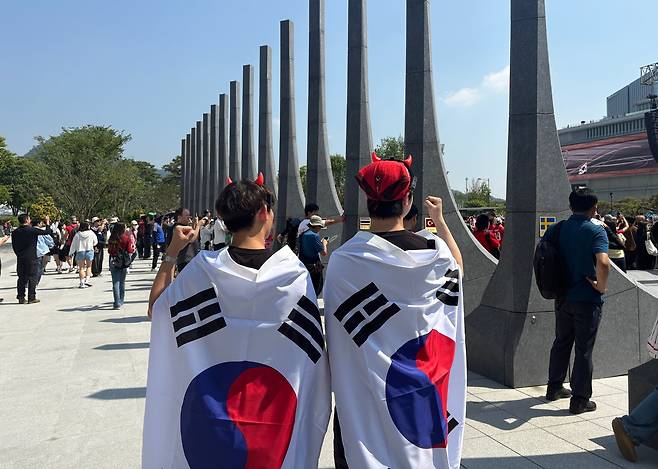 12일 서울 광화문광장에 모인 축구팬들이 축구경기를 관람하고 있다. 남소정 기자