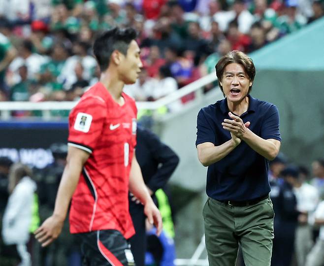 11일(현지시간) 멕시코 사포판 과달라하라 스타디움에서 열린 2026 북중미 월드컵 A조 1차전 한국과 체코의 경기에서 홍명보 감독이 백승호를 격려하고 있다. 연합뉴스