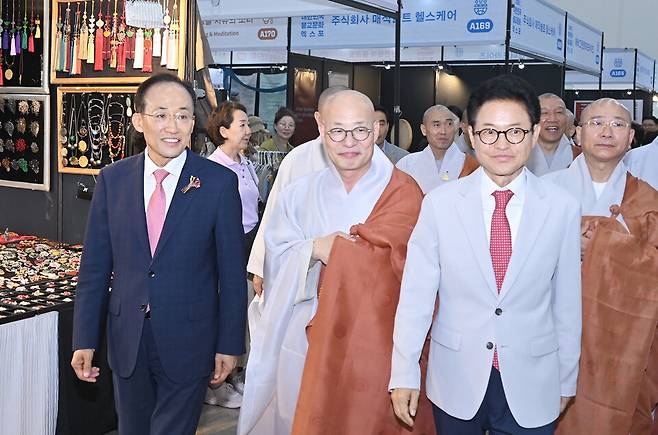 추경호 대구시장 당선인과 이철우 경북도지사가 11일 대구 엑스코에서 열린 '2026 대한민국불교문화엑스포' 개막식 현장을 둘러보고 있다. ⓒ대구시장직 인수위원회 제공