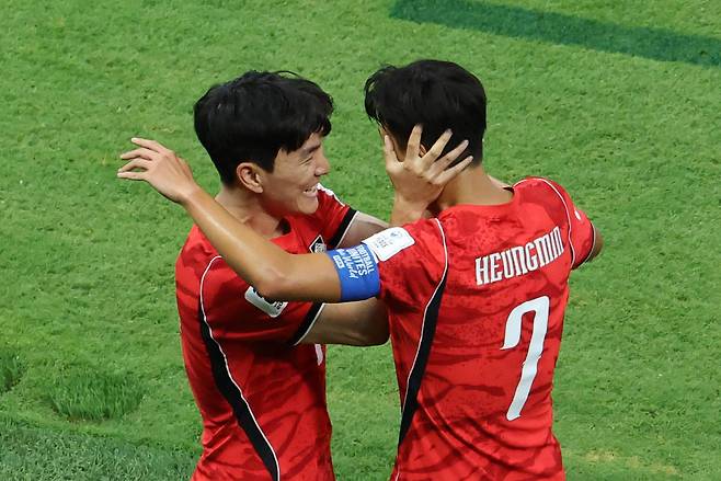 11일(현지시간) 멕시코 사포판 과달라하라 스타디움에서 열린 2026 북중미 월드컵 A조 1차전 한국과 체코의 경기. 후반 한국 황인범이 동점골을 넣은 뒤 손흥민과 기뻐하고 있다. 연합뉴스