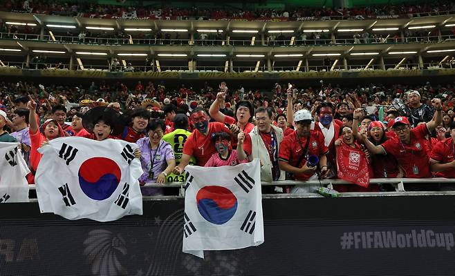 한국 축구팬들이 12일 북중미월드컵 체코전에서 열광적인 응원을 펼치고 있다. 연합뉴스