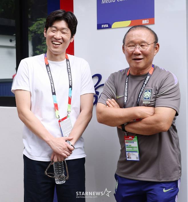 대한민국 축구 국가대표팀이 2026 북중미월드컵을 하루 앞준 10일, 멕시코 과달라하라 치바스 베르데 바예에서 훈련을 진행했다. 박지성(왼쪽) 해설위원이 훈련장을 찾아 박항서 지원단장에 인사하고 있다. /사진=김진경 대기자
