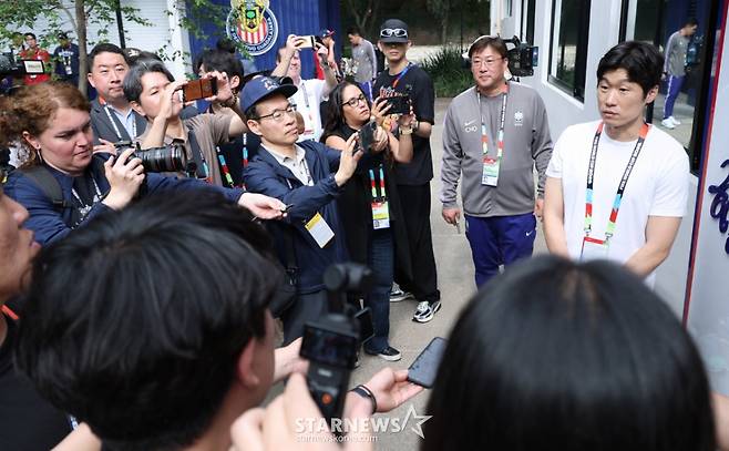 대한민국 축구 국가대표팀이 2026 북중미월드컵을 하루 앞준 10일, 멕시코 과달라하라 치바스 베르데 바예에서 훈련을 진행했다. 박지성 해설위원이 훈련장을 찾아 취재진 인터뷰에 응하고 있다. /사진=김진경 대기자