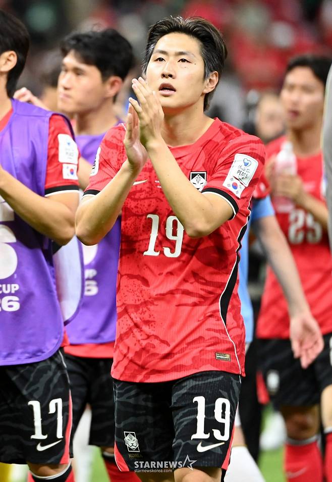2026 북중미월드컵 A조 예선 대한민국-체코전이 12일(한국 시간) 멕시코 과달라하라 에스타디오 아크론에서 열렸다. 이강인이 경기 종료 후 응원단에 인사하고 있다. /사진=김진경 대기자