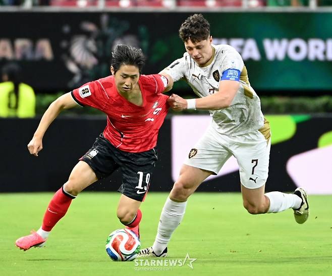 2026 북중미월드컵 A조 예선 대한민국-체코전이 12일(한국 시간) 멕시코 과달라하라 에스타디오 아크론에서 열렸다. 이강인이 체코 라디슬라프를 제치고 돌파를 시도하고 있다. /사진=김진경 대기자
