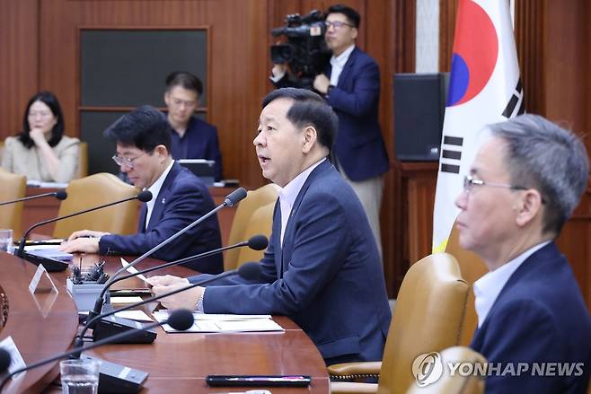 비상경제본부회의 주재하는 구윤철 부총리 (서울=연합뉴스) 안정원 기자 = 구윤철 부총리 겸 재정경제부 장관이 12일 서울 종로구 정부서울청사에서 열린 비상경제본부회의 겸 경제관계장관회의에서 발언하고 있다. 2026.6.12 jeong@yna.co.kr