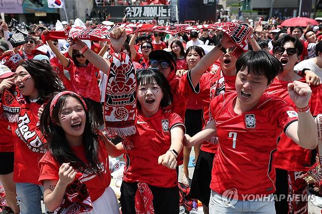 역전승에 환호하는 시민들 (서울=연합뉴스) 김성민 기자 = 12일 2026 북중미 월드컵 조별리그 A조 한국과 체코의 경기에서 한국이 2-1로 역전승을 거둔 뒤 서울 종로구 광화문광장에서 거리응원에 참여한 시민들이 환호하고 있다. 2026.6.12 ksm7976@yna.co.kr