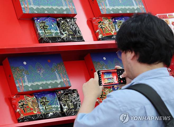 (서울=연합뉴스) 이재희 기자 = 12일 서울 성동구 스테이지엑스성수52에 오픈한 농심 '신라면분식' 팝업 미디어데이 행사에서 참석자가 전시를 둘러보고 있다. 2026.6.12 scape@yna.co.kr