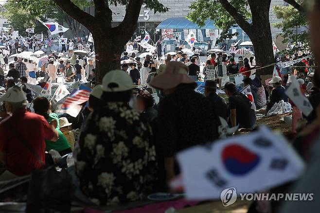 개표소 봉쇄 시위 계속 (서울=연합뉴스) 박동주 기자 = 6·3 지방선거 투표용지 부족 사태를 규탄하는 '개표소 봉쇄 시위'가 이어진 12일 서울 송파구 올림픽공원 핸드볼경기장 앞에서 참가자들이 구호를 외치고 있다. 2026.6.12 pdj6635@yna.co.kr