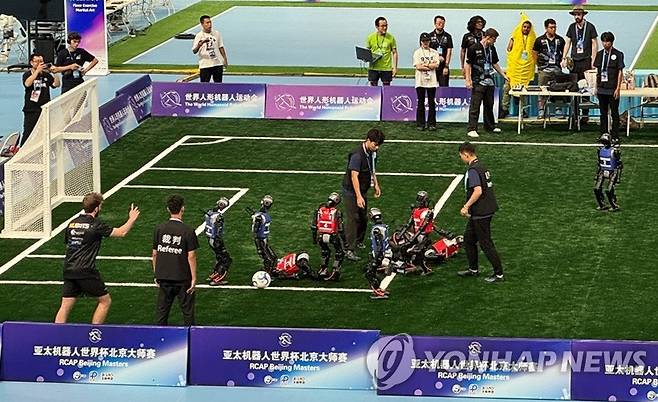 로봇들의 월드컵 '세계 휴머노이드 로봇 운동회' (베이징=연합뉴스) 정성조 특파원 = 15일 중국 베이징 국가스피드스케이팅홀에서 열린 '세계 휴머노이드 로봇 운동회'에 참가한 로봇들이 5대5 축구시합을 하고 있다. 2025.8.15 xing@yna.co.kr