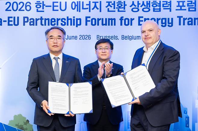 송종민(왼쪽부터) 대한전선 부회장, 김성환 기후에너지환경부 장관, 얀 피터 데 눌(Jan Pieter De Nul) 얀데눌 최고경영자(CEO)가 HVDC 해저케이블 사업 협력을 위한 업무협약(MOU)을 체결 후 기념촬영을 하고 있다./사진=기후에너지환경부