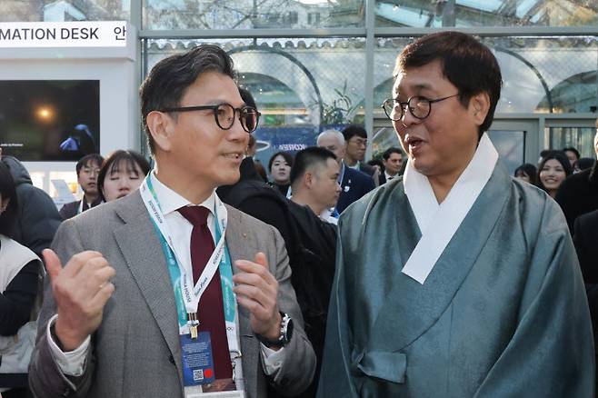 대화 나누는 최휘영 장관(오른쪽)과 김재열 회장.(사진=연합뉴스)