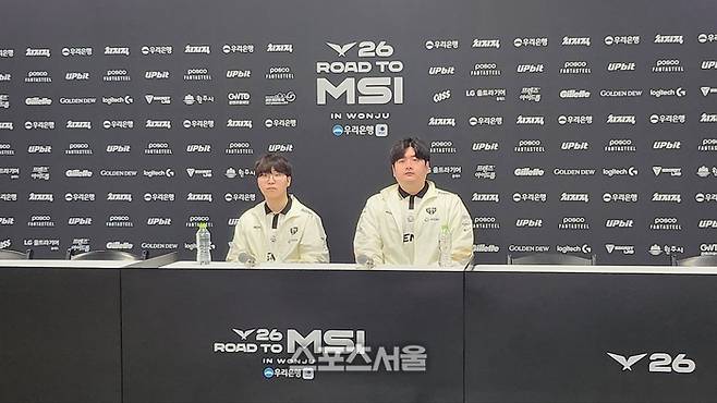 젠지 ‘기인’ 김기인(왼쪽)과 류상욱 감독이 13일 KT 롤스터와의 경기에서 승리한 후 인터뷰를 하고 있다. 원주=김민규 기자 kmg@sportsseoul.com