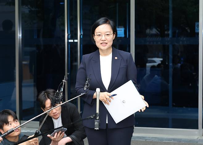 지난 8일 한성숙 국무총리 후보자가 서울 종로구 통의동 금융감독원 연수원에 마련된 인사청문회 준비 사무실로 출근하며 취재진 질문에 답하고 있다. 연합뉴스