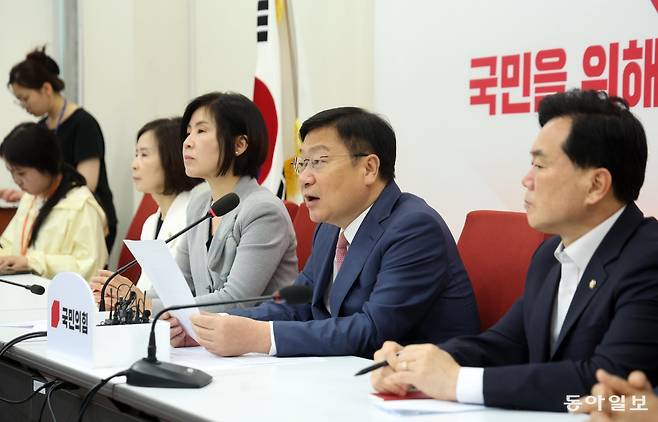 국민의힘 정점식 원내대표(오른쪽에서 두 번째)가 12일 국회에서 열린 취임 후 첫 기자간담회에서 발언하고 있다.
장승윤 기자 tomato99@donga.com
