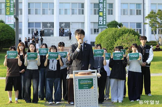 전남대 총학생회 투표용지 부족 시국선언/ 10일 광주 북구 전남대 5.18광장에서 윤동규 전남대 총학생회장 이 6·3 지방선거 당시 발생한 투표용지 부족 사태를 규탄하는 전국적 시국선언을 하고 있다. 광주=박영철 기자/skyblue@donga.com