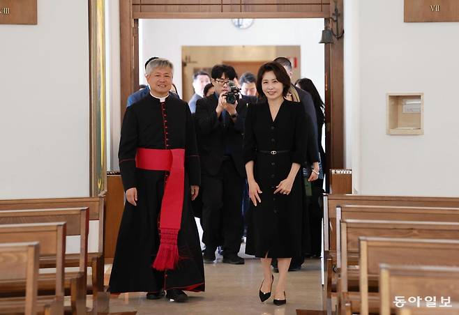 김혜경 여사가 12일(현지시간) 이탈리아 로마 한인신학원에서 2027 서울 세계청년대회 관련 사제들과의 만남을 갖기 위해 입장하고 있다. 로마=김재명 기자 base@donga.com
