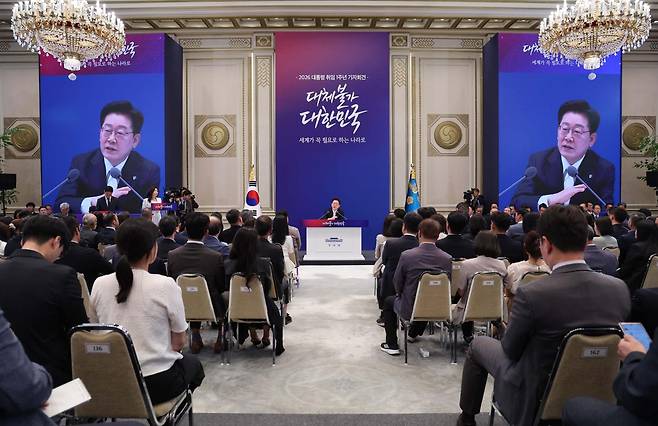 이재명 대통령이 8일 청와대에서 열린 취임 1주년 기자회견에서 발언하고 있다. 이 대통령은 한미동맹과 함께 중국·러시아와의 적극적인 협력도 강조했다. 왕태석 선임기자