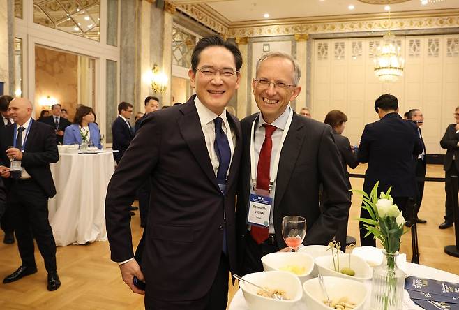 이재용 삼성전자 회장(왼쪽)과 베네데토 비냐 페라리 최고경영자가 12일(현지 시간) 로마의 한 호텔에서 열린 한-이탈리아 비즈니스 라운드 테이블에서 활짝 웃고 있다. 전민규 기자