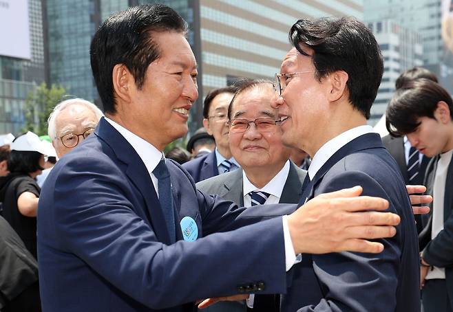 김민석 국무총리와 정청래 더불어민주당 대표가 10일 오전 서울 종로구 광화문광장에서 열린 제100주년 6·10 만세운동 기념식을 마치고 인사를 하고 있다. 김경록 기자.