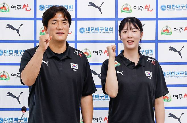 여자대표팀 차상현 감독과 주장 강소휘. 뉴스1.