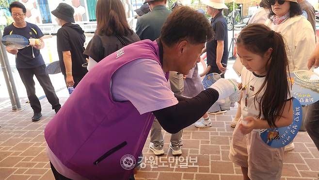 ▲축제장을 찾은 관광객들에게 무료로 나눠주는 문어빵이 오픈런을 연상시킬 정도로 인기를 끌고 있다. 김주현 기자