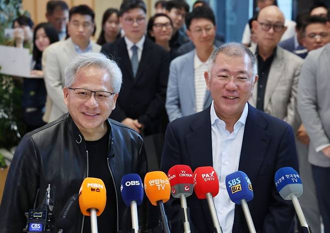 젠슨 황 엔비디아 CEO(왼쪽)와 정의선 현대자동차 그룹 회장이 지난 6월 8일 서울 서초구 현대자동차그룹 양재 사옥에서 브리핑을 하고 있다. 사진= 김범준 한국경제신문 기자