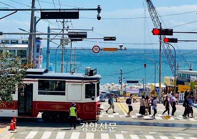 체류 시간 확대 전략을 추진 중인 부산의 유명 관광지 청사포 건널목. 경향신문 자료사진