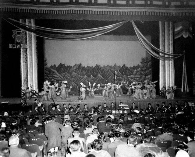 1962년 1월 서울 시민회관에서 열린 예그린악단 창단 공연 '삼천만의 향연'. 국민일보DB