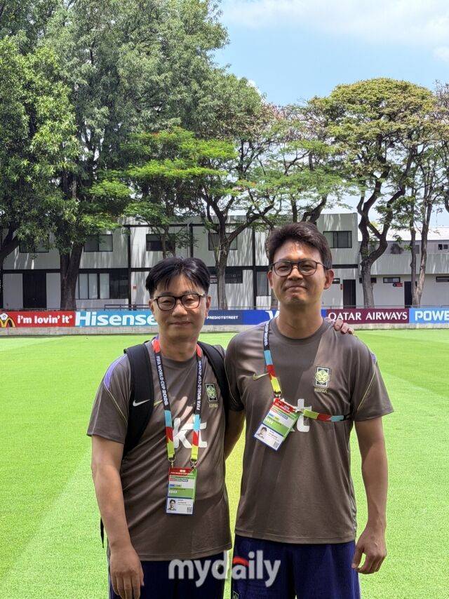 대한민국 축구대표팀의 송준섭 주치의(왼쪽)와 백정국 팀장이 12일 오전 11시(현지시각) 멕시코 과달라하라 인근 사포판의 치바스 베르데 바예에서 대표팀의 회복 훈련을 진행한 후 오현규를 비롯한 선수단의 몸상태에 대해 설명을 했다./사포판(멕시코)=최병진 기자