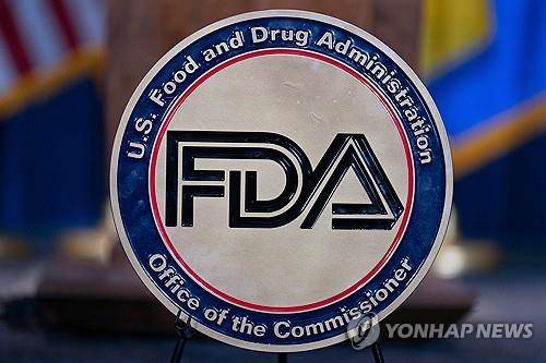 FDA 로고 (워싱턴DC AP=연합뉴스 자료사진) 2025년 4월 22일 워싱턴DC 소재 휴버트 험프리 빌딩 강당에서 촬영된 FDA 로고. (AP Photo/Jose Luis Magana, File) 2025.12.4.