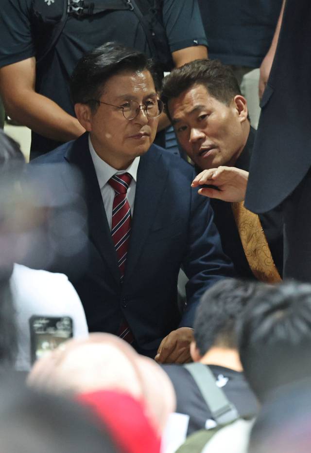▲4일 제9회 전국동시지방선거 및 국회의원 재·보궐선거 투표용지 부족으로 투표 시간이 오후 10시까지 연장됐던 서울 송파구 잠실7동 제2투표소 앞에서 황교안 전 총리와 전한길 전 한국사 강사가 대화하고 있다. ⓒ연합뉴스