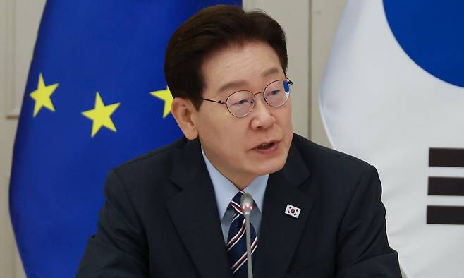 이재명 대통령이 12일(현지시간) 이탈리아 로마의 한 호텔에서 열린 비즈니스 라운드테이블에서 발언하고 있다. 연합뉴스