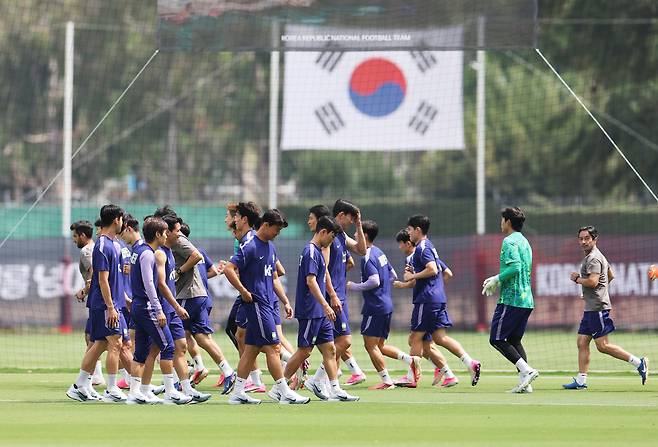 2026 북중미 월드컵 1차전에서 체코에 승리한 한국 축구 국가대표팀이 12일(현지시간) 멕시코 과달라하라 인근 사포판의 치바스 바예 베르데에서 운동장을 걸으며 회복 훈련을 하고 있다. 연합뉴스