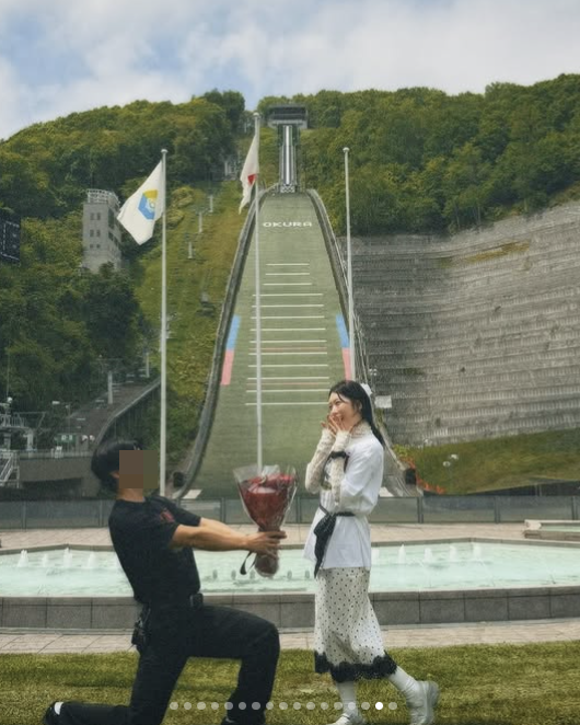 ▲ 의진이 프러포즈를 받고 있다. 출처| 본인 SNS