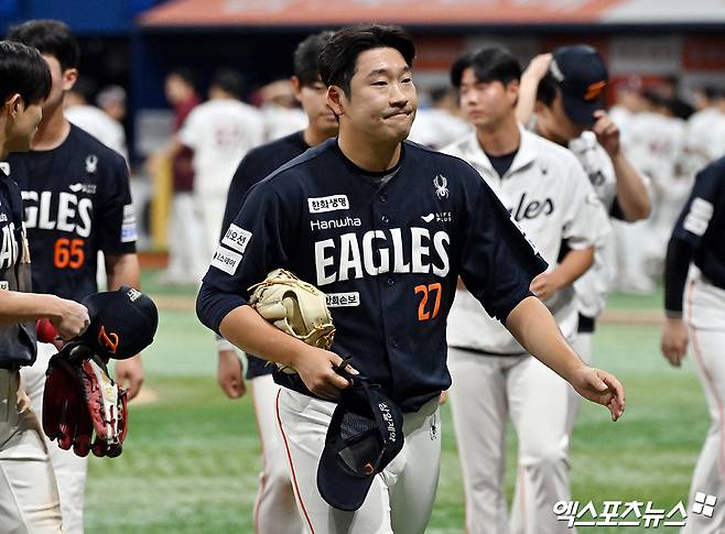 12일 오후 서울 구로구 고척스카이돔에서 열린 '2026 신한 SOL Bank KBO리그' 한화 이글스와 키움 히어로즈의 경기, 키움이 서건창의 끝내기 안타에 힘입어 한화에 4:3 역전승을 거뒀다. 경기종료 후 한화 이민우가 그라운드를 빠져나오고 있다. 고척, 김한준 기자