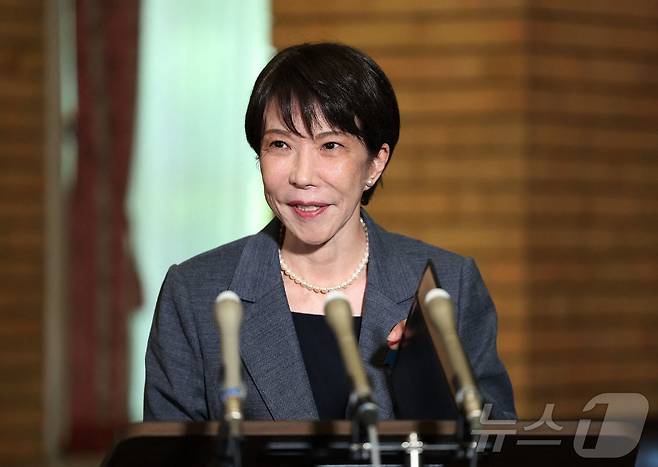 13일(현지시간) 다카이치 사나에 일본 총리가 영국, 이탈리아, 프랑스로 출국하기 전 도쿄 총리관저에서 취재진 질문에 답하고 있다. 사진은 지지통신 제공. 2026.06.13 ⓒ AFP=뉴스1
