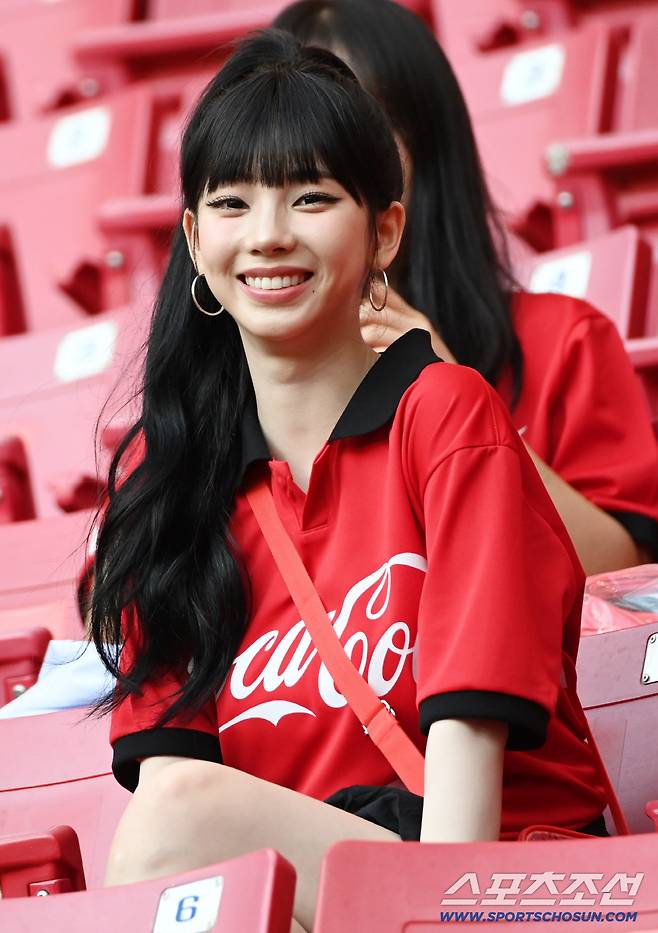12일(한국시각) 멕시코 과달라하라 사포판의 에스타디오 과달라하라에서 열린 2026 북중미월드컵 대한민국과 체코의 경기. 경기장을 찾은 에스파 카리나가 포즈를 취하고 있다. 사포판(멕시코)=허상욱 기자wook@sportschosun.com/2026.06.12/
