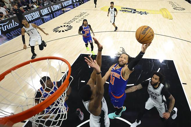 Jun 13, 2026; San Antonio, Texas, USA; New York Knicks guard Jalen Brunson (11) drives to the basket past San Antonio Spurs forward Julian Champagnie (30) during game five of the 2026 NBA Finals at Frost Bank Center. Mandatory Credit: Geoff Burke-Pool Photo via Imagn Images
<저작권자(c) 연합뉴스, 무단 전재-재배포, AI 학습 및 활용 금지>