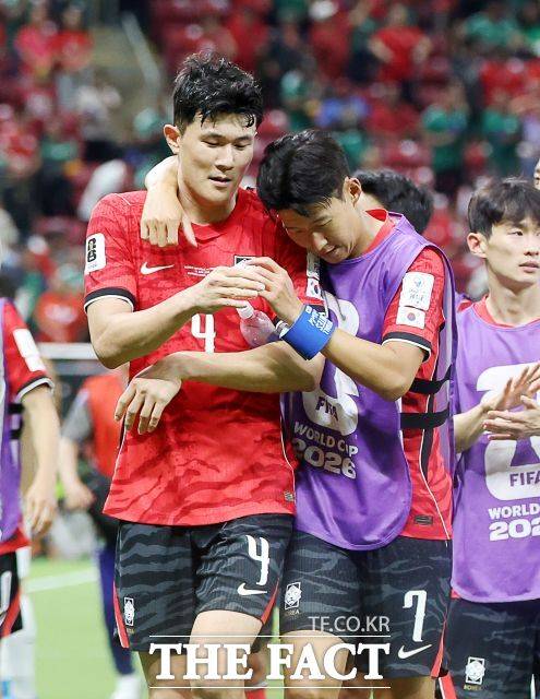 12일(한국시간) 멕시코 과달라하라 스타디움에서 열린 2026 북중미 월드컵 조별리그 A조 체코전을 승리로 장식한 뒤 김민재와 손흥민이 어깨동무하며 승리를 자축하고 있다. 손흥민의 팔에는 그가 교체아웃된 뒤 임시주장을 맡았던 김민재가 경기가 끝난 뒤 다시 채워준 주장 완장이 걸려 있다./과달라하라(멕시코)=뉴시스