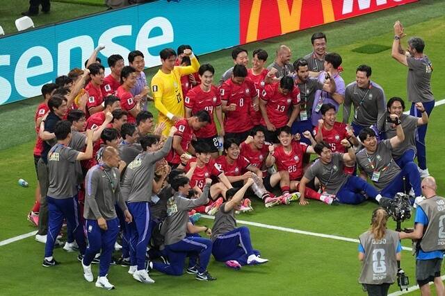 대한민국 축구 국가대표팀이 11일(현지 시간) 멕시코 사포판의 과달라하라 스타디움에서 열린 2026 국제축구연맹(FIFA) 북중미 월드컵 조별리그 A조 1차전에서 체코를 2-1로 꺾은 후 기념 촬영하고 있다. /사포판=AP·뉴시스