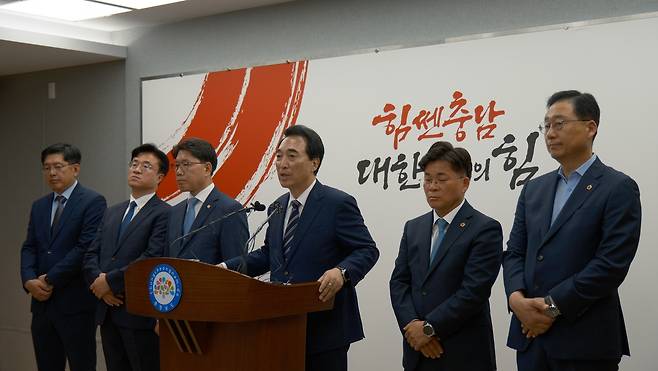 박수현(왼쪽 4번째) 충남도지사 당선인은 최근 "행정통합은 개인적인 로드맵"이라며 "인수위원회 논의를 거쳐 정리하겠다"고 밝힌 바 있다. 대전일보DB