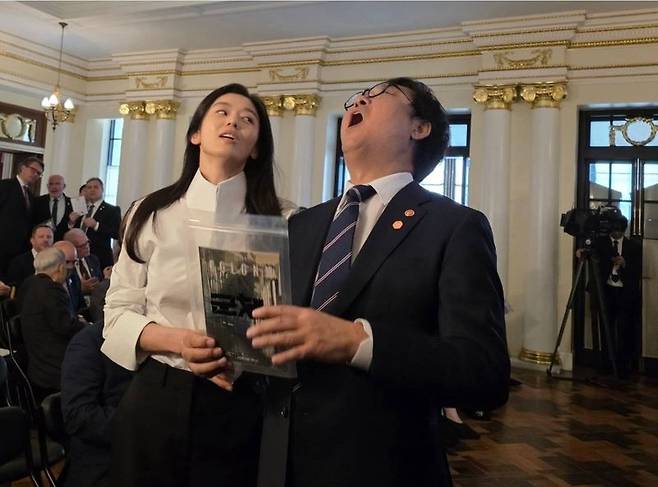 배우 전지현과 함께 영화 '군체' 속 감염자를 흉내 내는 최휘영 문체부 장관. 연합뉴스
