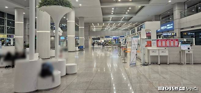 지난 7일 새벽 인천국제공항 출국장 일대. 긴 의자 주변에 짐을 둔 사람들이 머물러 있고, 일부 매장은 셔터가 내려져 있다. 사진=한승곤 기자