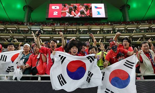 지난 11일(현지시간) 멕시코 할리스코주 사포판 과달라하라 스타디움에서 열린 2026 북중미 월드컵 A조 조별리그 1차전 대한민국과 체코의 경기에서 대한민국이 체코를 상대로 2-1로 승리를 거두자 붉은악마들이 환호하고 있다. 뉴스1